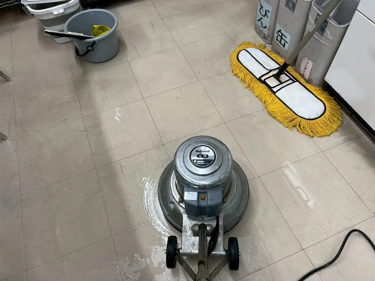 店舗フロアのポリッシャー清掃とダストモップ