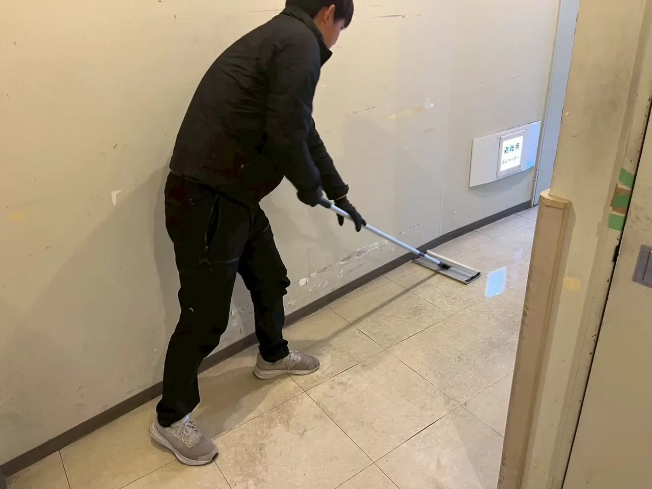 清掃スタッフによるフロア清掃