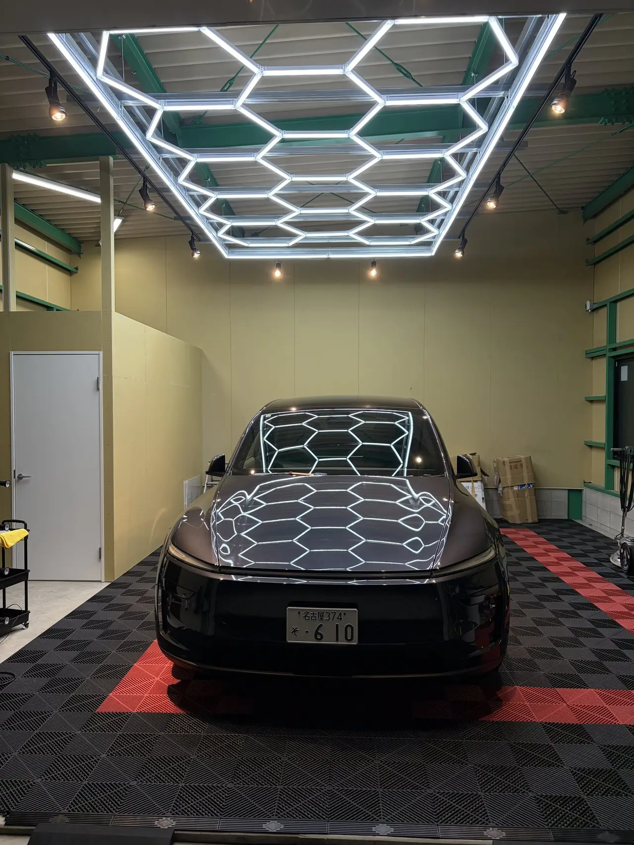 ハニカムライトを備えた港区店の屋内施工ブース